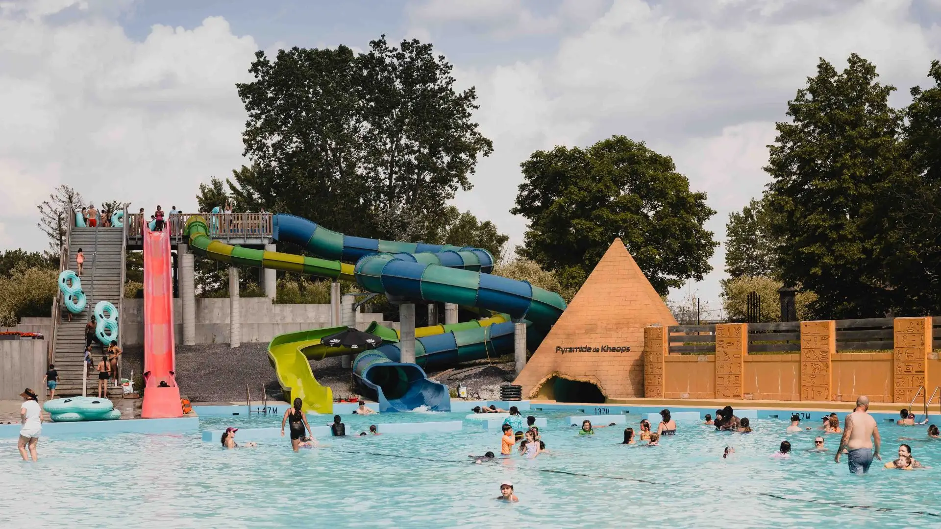 Vue panoramique de l’Aquaparc Safari avec glissades et piscine à vagues