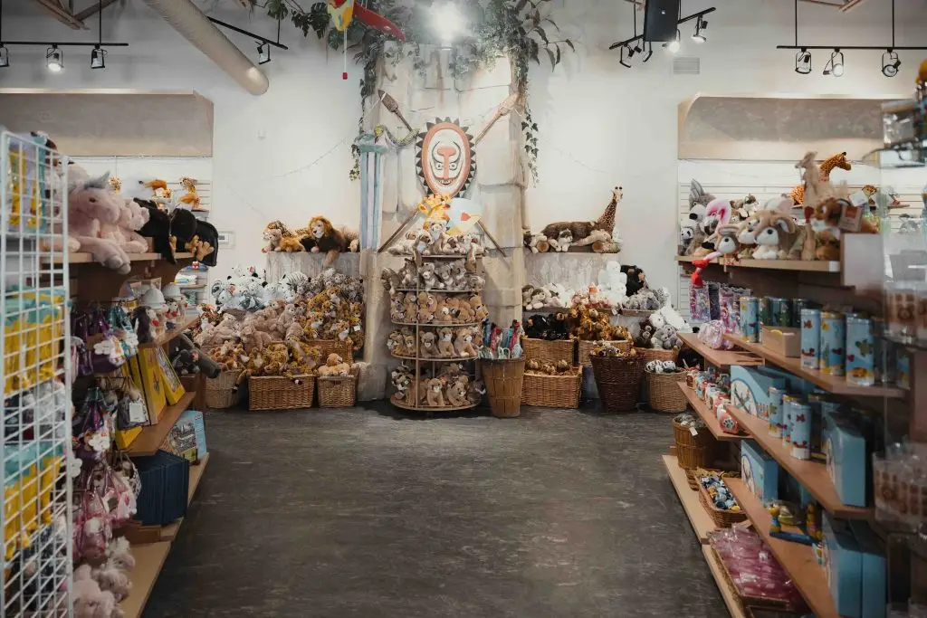 Boutique souvenirs Parc Safari avec peluches et cadeaux d’animaux